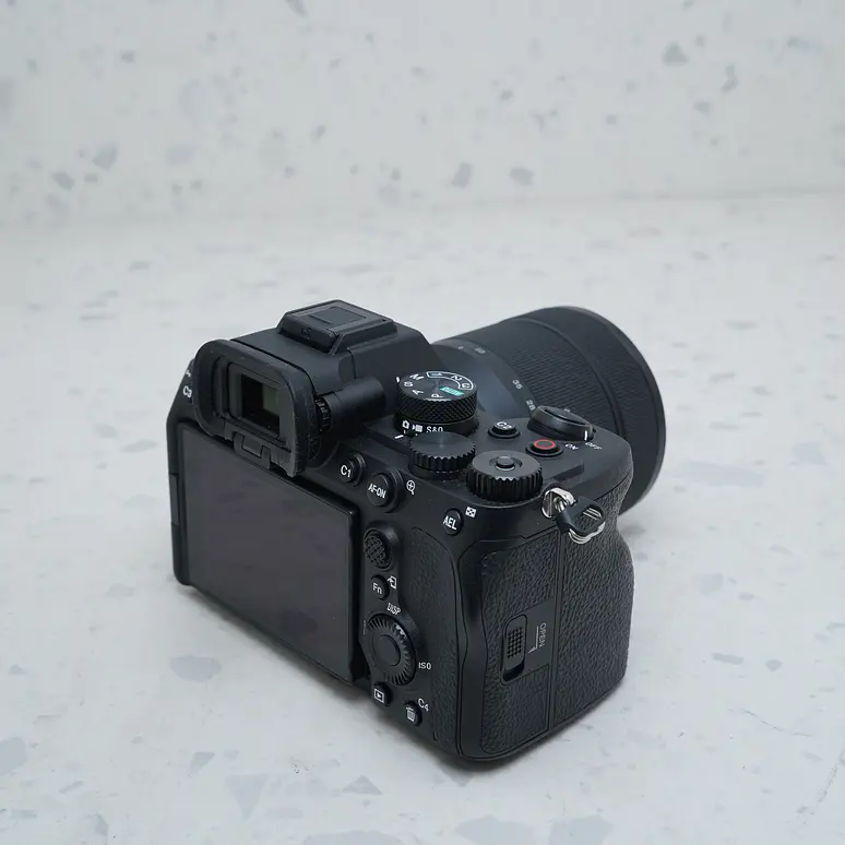 Sony a7 IV con lente de 28-70 mm f/3.5-5.6 II - USADO 4