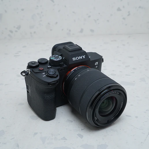 Sony a7 IV con lente de 28-70 mm f/3.5-5.6 II - USADO 5