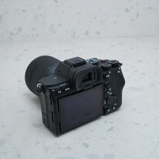 Sony a7 IV con lente de 28-70 mm f/3.5-5.6 II - USADO 6