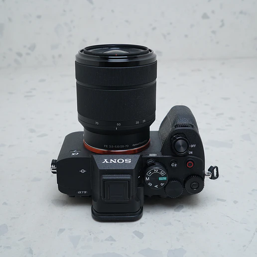 Sony a7 IV con lente de 28-70 mm f/3.5-5.6 II - USADO 7