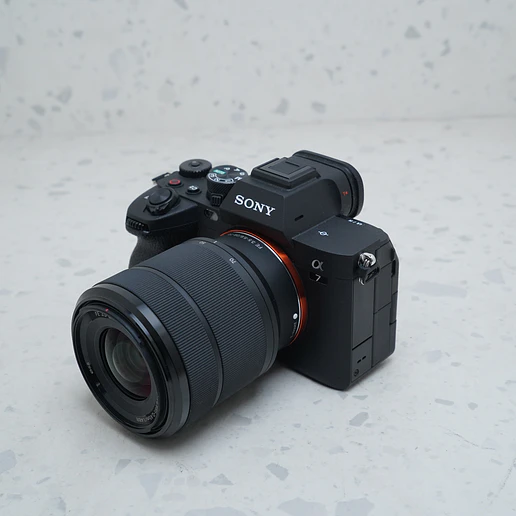 Sony a7 IV con lente de 28-70 mm f/3.5-5.6 II - USADO 3