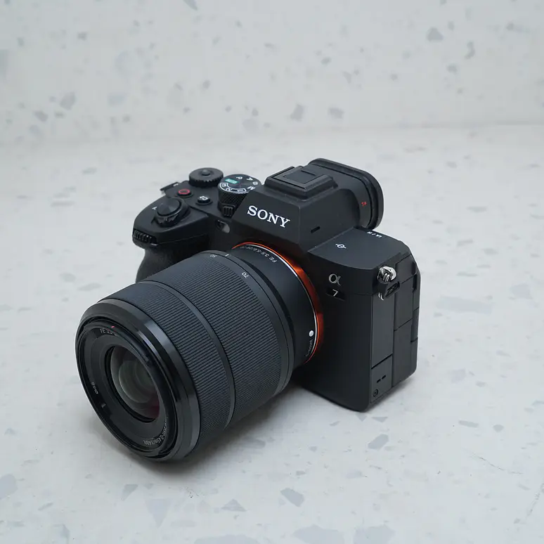 Sony a7 IV con lente de 28-70 mm f/3.5-5.6 II - USADO 3