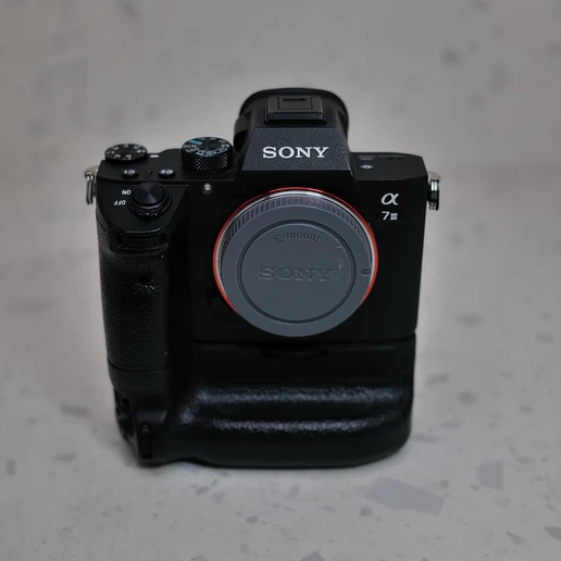 Sony A7III (Body) y Grip - Usado 2