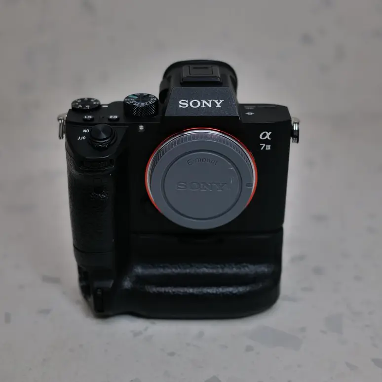 Sony A7III (Body) y Grip - Usado 2