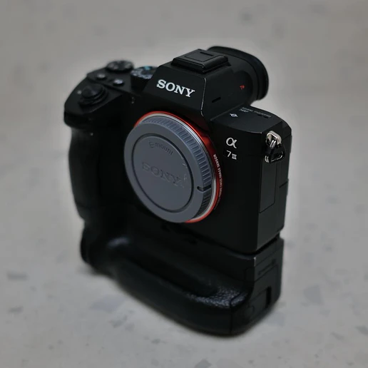 Sony A7III (Body) y Grip - Usado 3