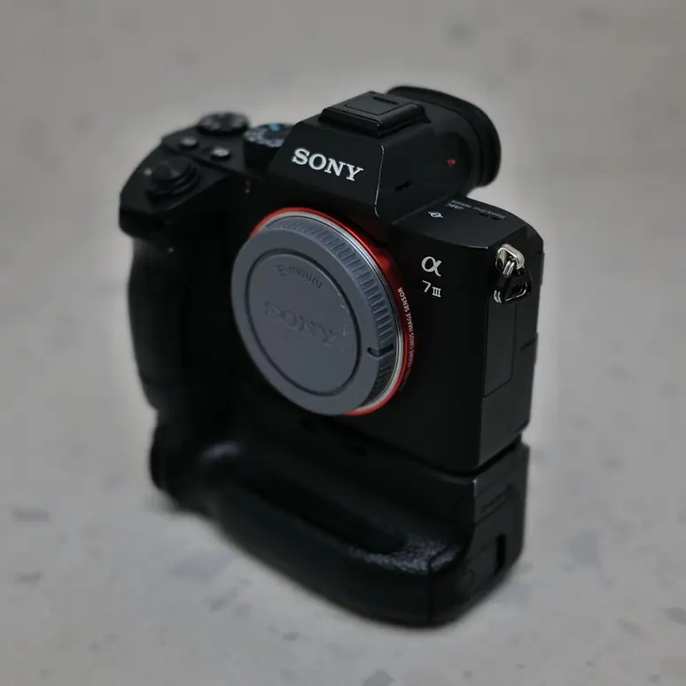 Sony A7III (Body) y Grip - Usado 3