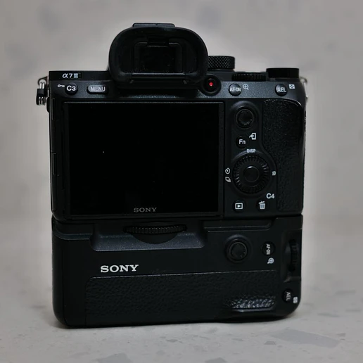 Sony A7III (Body) y Grip - Usado 4