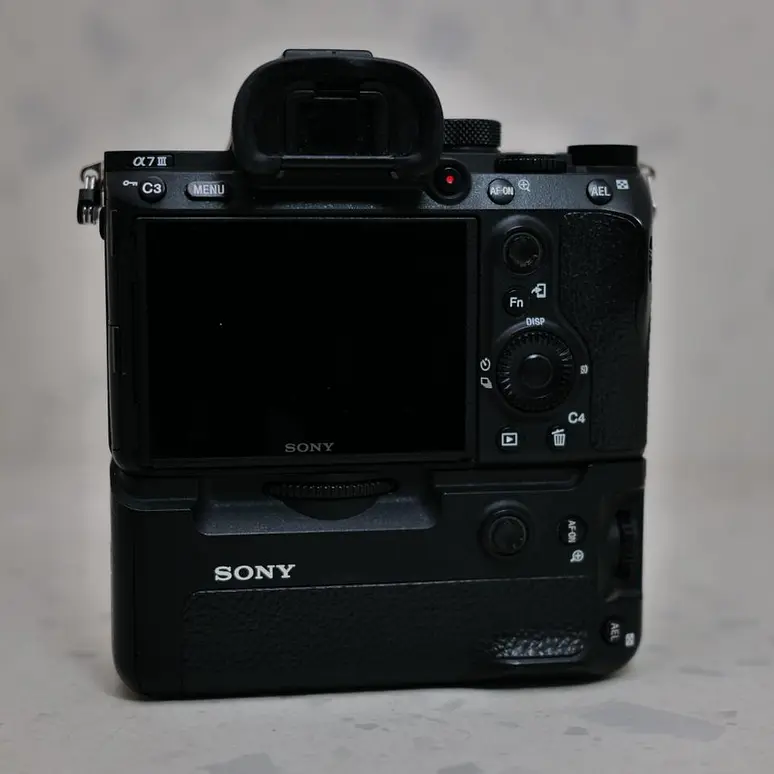 Sony A7III (Body) y Grip - Usado 4