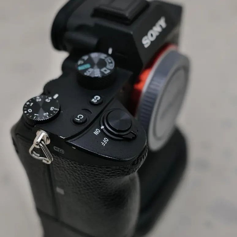 Sony A7III (Body) y Grip - Usado 5