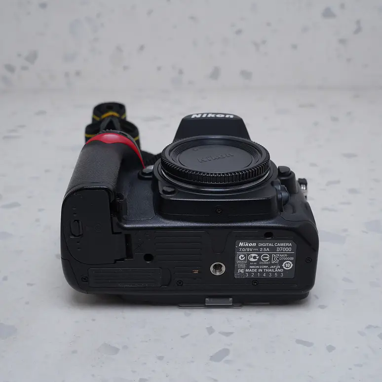 Nikon D7000 (Body) - USADO 8