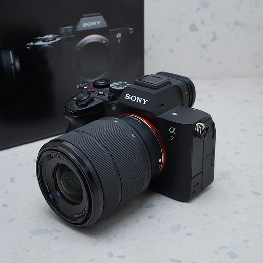 Sony a7 IV con lente de 28-70 mm f/3.5-5.6 II - USADO 2
