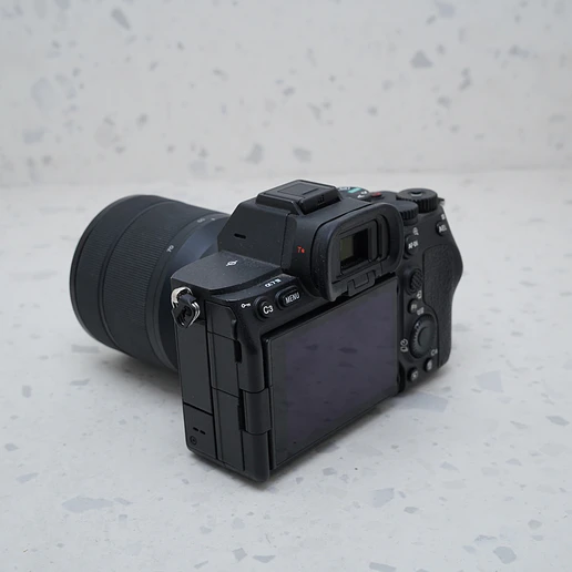Sony a7 IV con lente de 28-70 mm f/3.5-5.6 II - USADO 3
