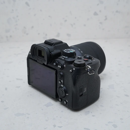 Sony a7 IV con lente de 28-70 mm f/3.5-5.6 II - USADO 4