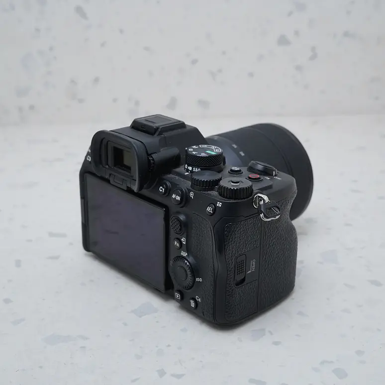 Sony a7 IV con lente de 28-70 mm f/3.5-5.6 II - USADO 4