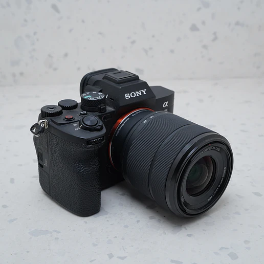 Sony a7 IV con lente de 28-70 mm f/3.5-5.6 II - USADO 5