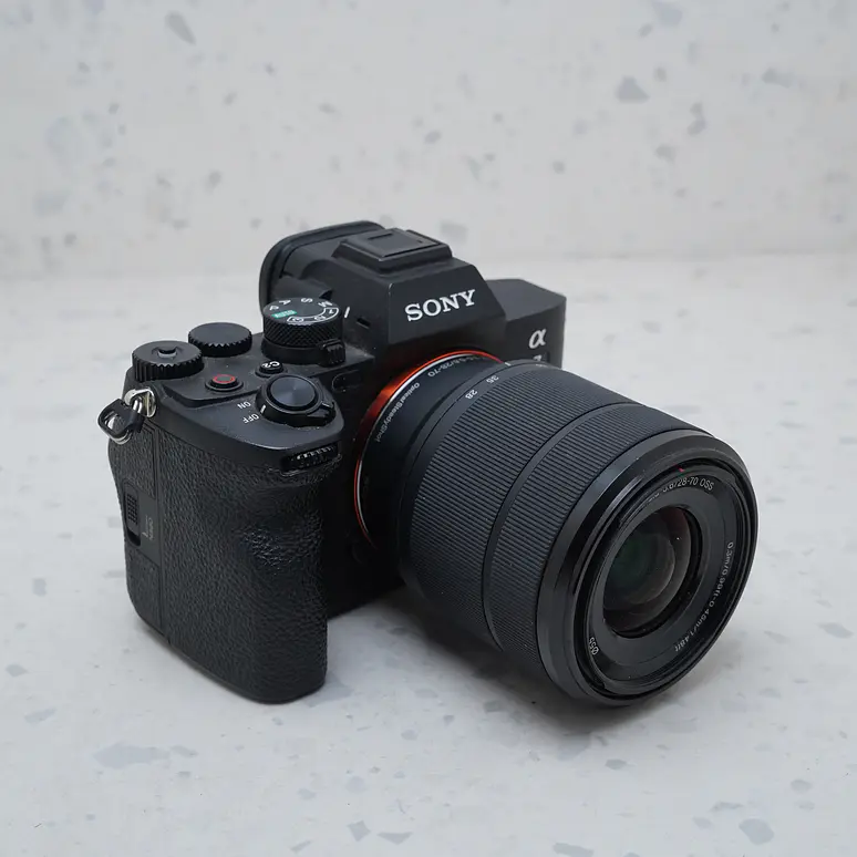 Sony a7 IV con lente de 28-70 mm f/3.5-5.6 II - USADO 5