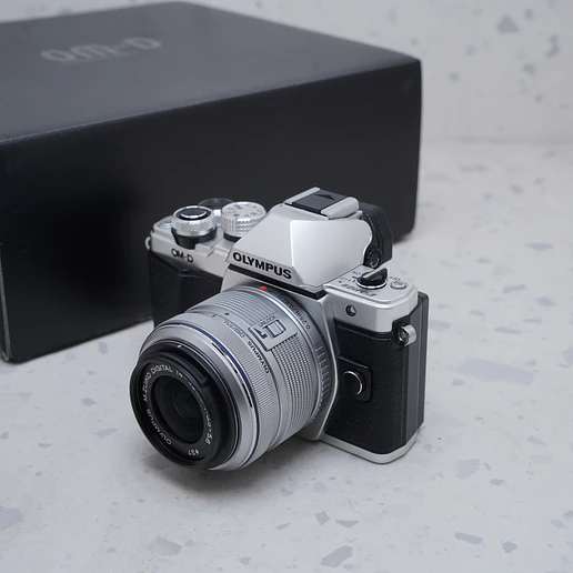 Olympus OM-D E-M10 Mark II + 14-42mm - USADO 2
