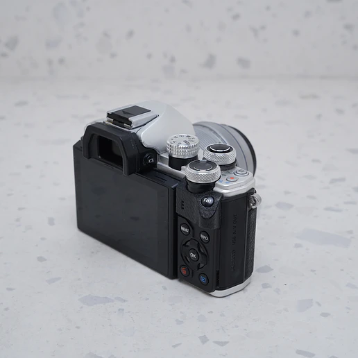 Olympus OM-D E-M10 Mark II + 14-42mm - USADO 5