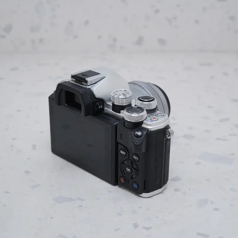 Olympus OM-D E-M10 Mark II + 14-42mm - USADO 5