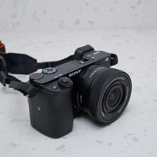 Sony a6100 + 16-50mm - USADO 5