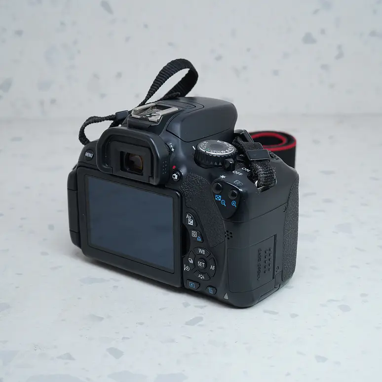 Canon EOS Rebel T4i (Body) - USADO 4