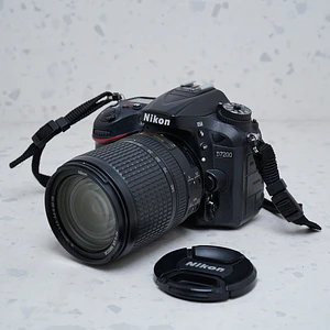 Nikon D7200 + AF-S DX NIKKOR 18-140mm f/3.5-5.6G ED VR - USADO