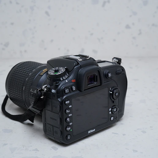 Nikon D7200 + AF-S DX NIKKOR 18-140mm f/3.5-5.6G ED VR - USADO 2