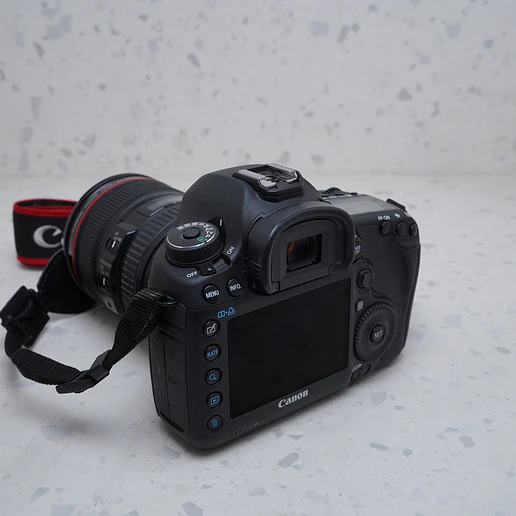 Canon 5D Mark III + 24-105mm f/4 - USADO 3