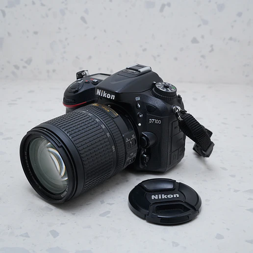 Nikon D7000 + 18-140mm - USADO 2