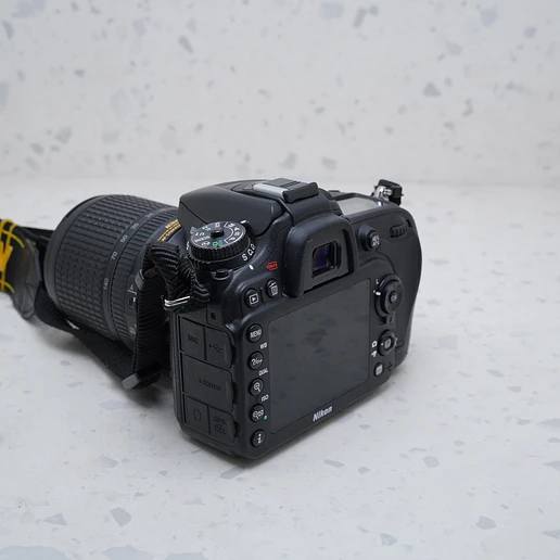 Nikon D7000 + 18-140mm - USADO 3