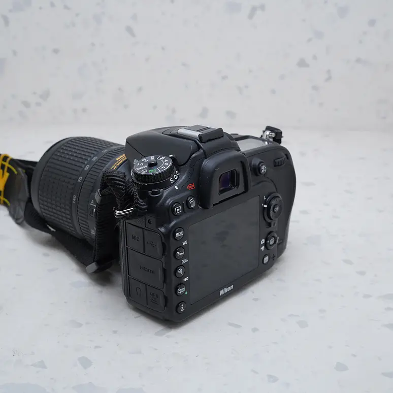 Nikon D7000 + 18-140mm - USADO 3