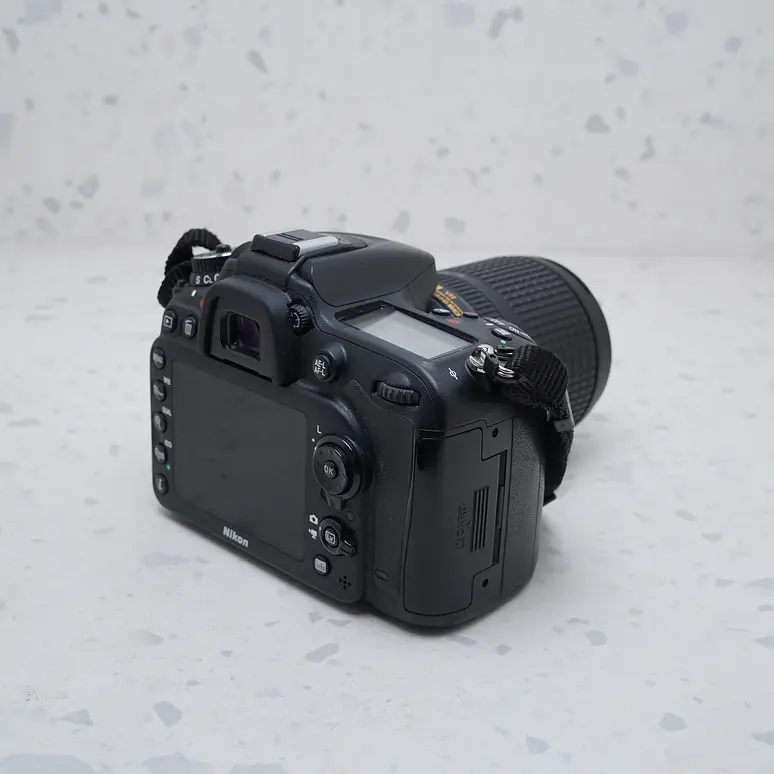 Nikon D7000 + 18-140mm - USADO 4