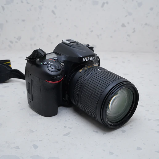 Nikon D7000 + 18-140mm - USADO 5