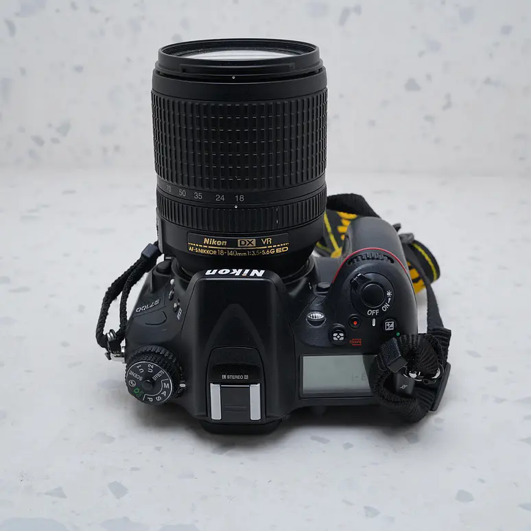 Nikon D7000 + 18-140mm - USADO 6