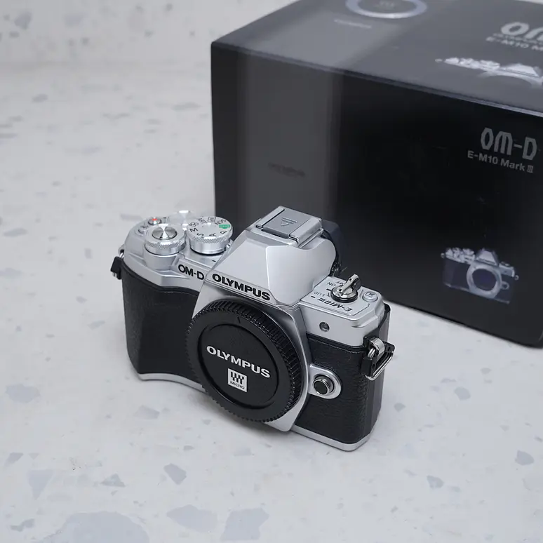 Olympus OM-D E-M10 Mark III  - USADO 2