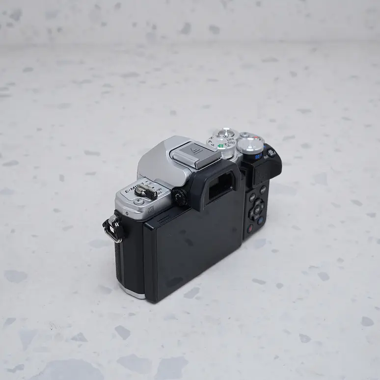 Olympus OM-D E-M10 Mark III  - USADO 3