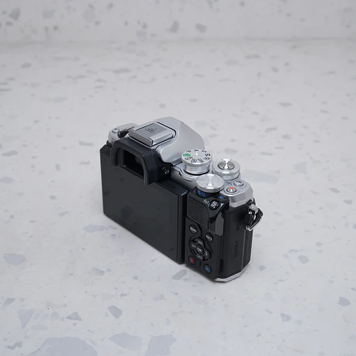 Olympus OM-D E-M10 Mark III  - USADO 4