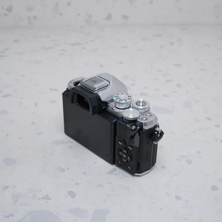 Olympus OM-D E-M10 Mark III  - USADO 4