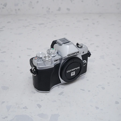 Olympus OM-D E-M10 Mark III  - USADO 5