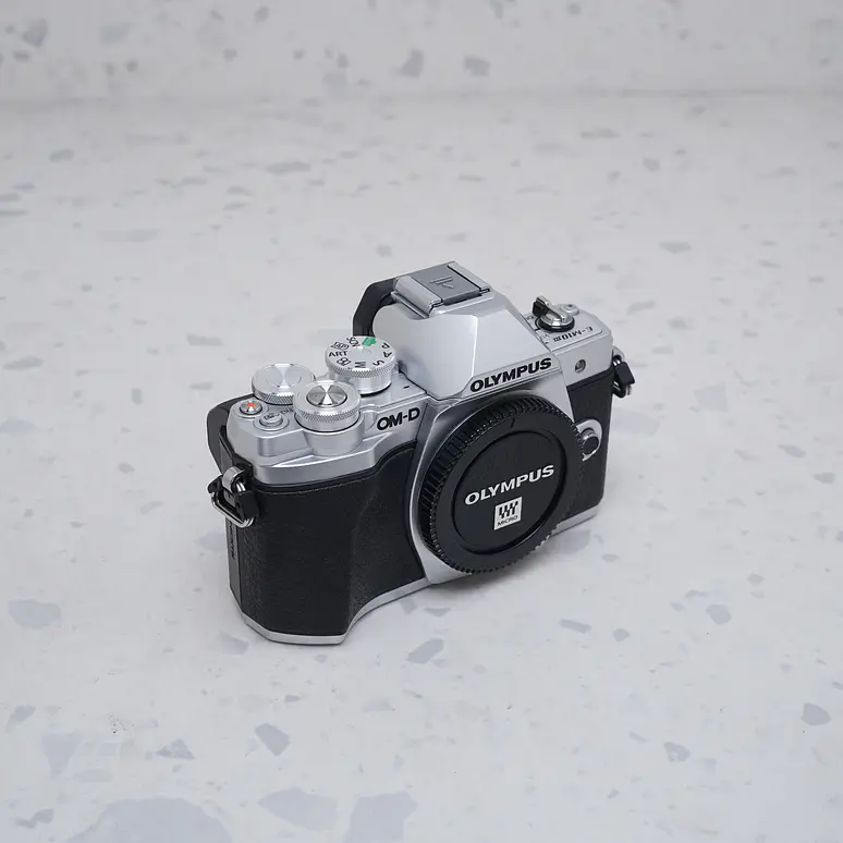 Olympus OM-D E-M10 Mark III  - USADO 5