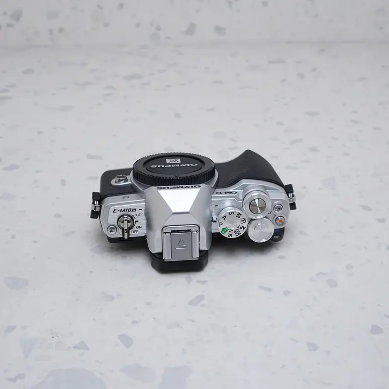 Olympus OM-D E-M10 Mark III  - USADO 6
