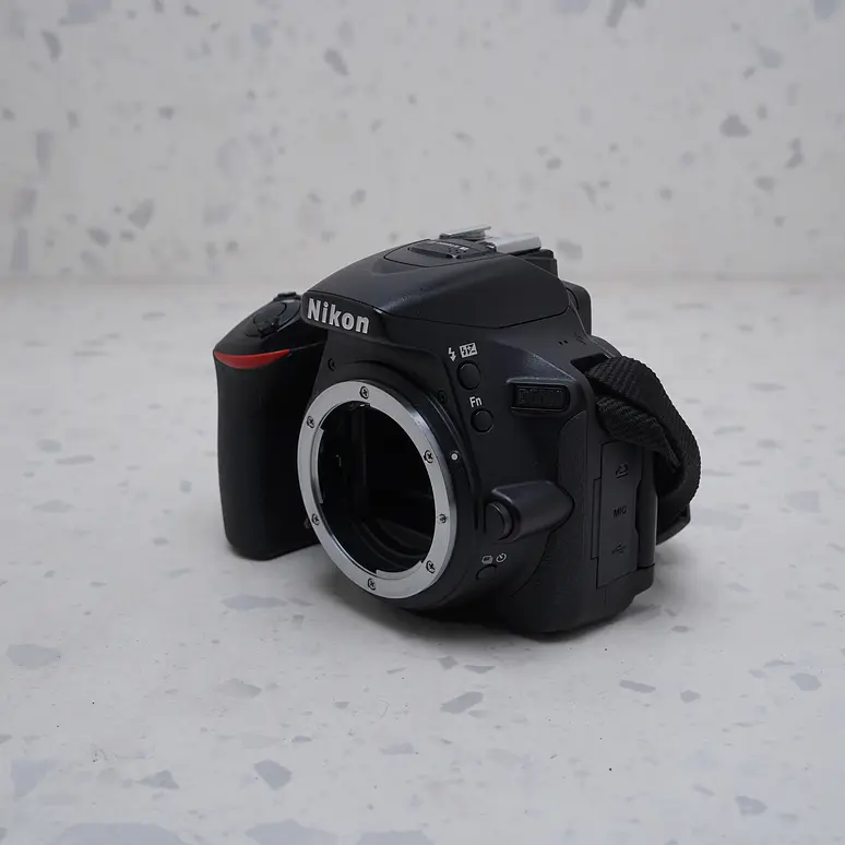 Nikon D5600 (Body) - USADO 2