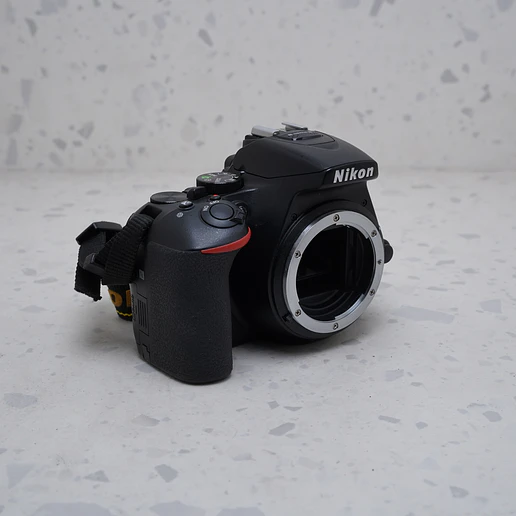 Nikon D5600 (Body) - USADO 3