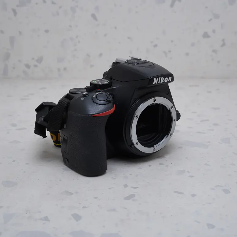 Nikon D5600 (Body) - USADO 3