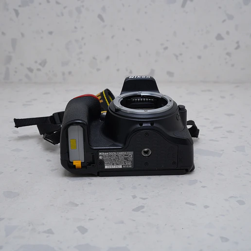 Nikon D5600 (Body) - USADO 7
