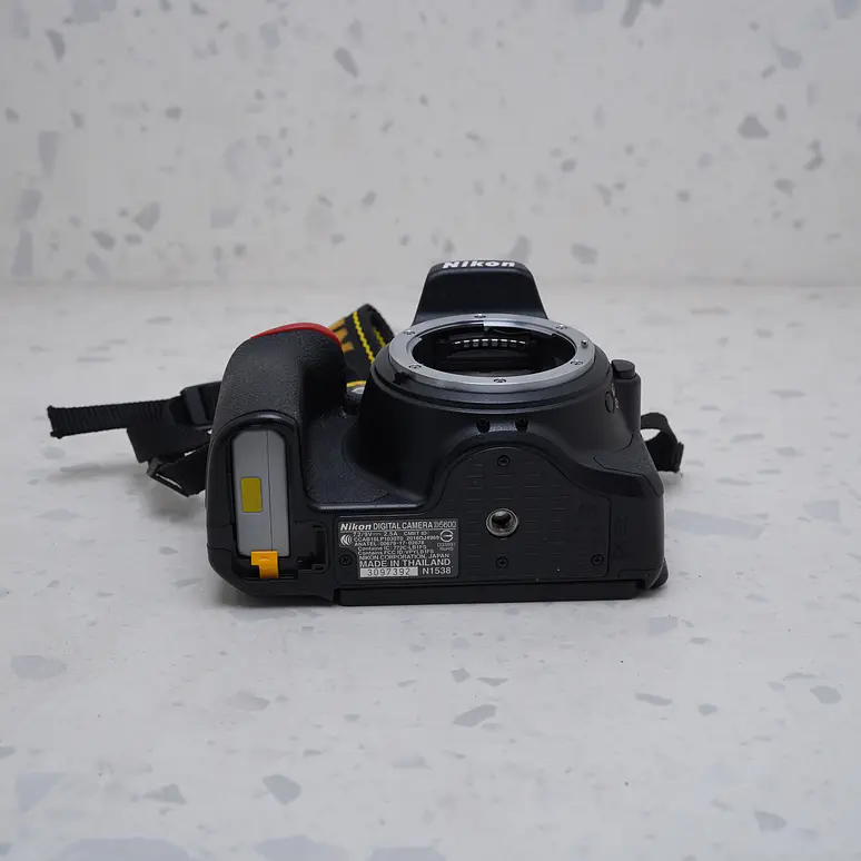 Nikon D5600 (Body) - USADO 7