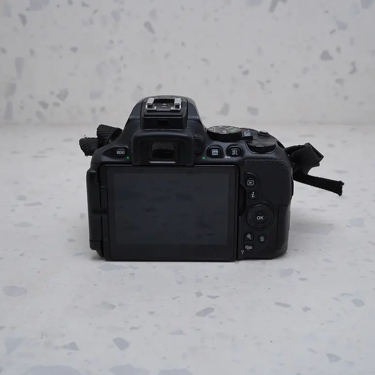 Nikon D5600 (Body) - USADO 4