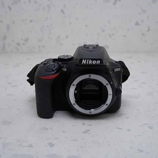 Nikon D5600 (Body) - USADO 5