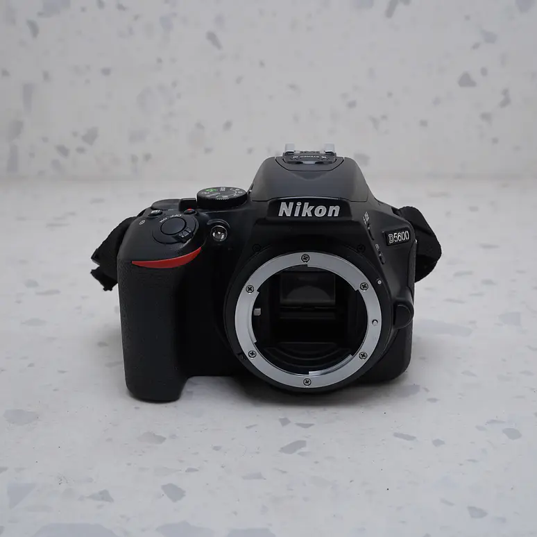 Nikon D5600 (Body) - USADO 5