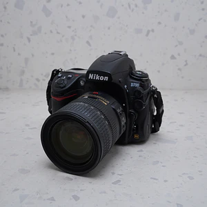 Nikon D700 + 24-120mm f/3.5-5.6G + 70-300mm f/4-5.6G + Accesorios – USADO 